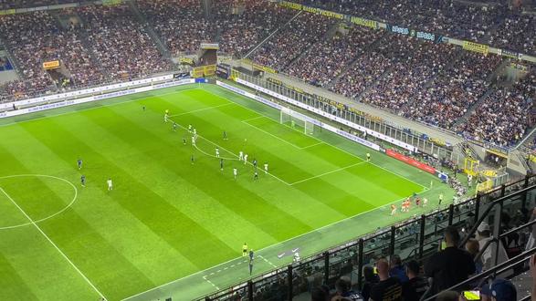 她以敏捷的 她以敏捷的